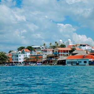 Río Dulce a Flores, Petén o viceversa.